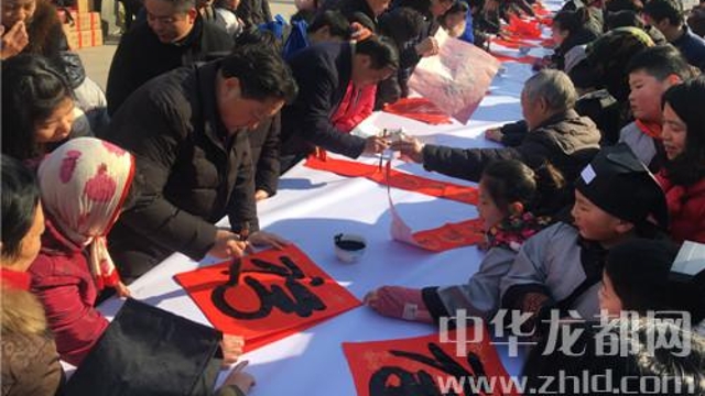 書法家揮毫送“?！?眾市民喜領(lǐng)春聯(lián)