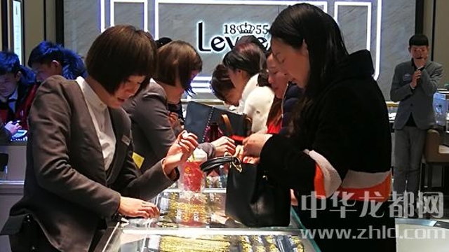 臨近春節(jié)，周口消費(fèi)市場(chǎng)紅似火