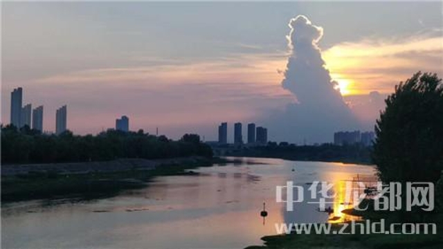 為了這朵云，周口人聚集在大慶路橋上……