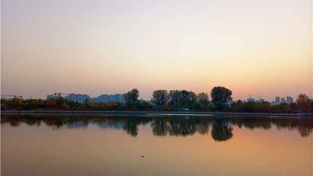 蘆花白，秋水寒