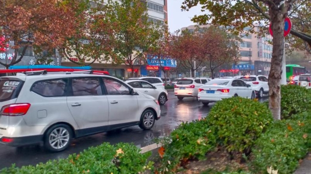 雨中道路擁堵，市民可繞行！