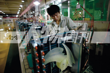 2010年5月10日，珠海格力電器工廠里，工人正在流水線上生產(chǎn)家用空調(diào)（方迎忠）