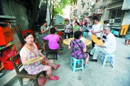 昨日，沙坪壩渝碚路，停電后市民來到院壩里乘涼。記者 張路橋 實習(xí)生 陳超 攝