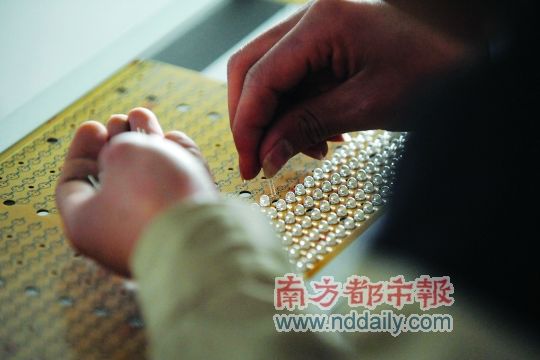 工人忙著安裝用于燈具發(fā)光的LED燈珠,這類工作處于LED燈具生產的最下游。資料圖 工人忙著安裝用于燈具發(fā)光的LED燈珠,這類工作處于LED燈具生產的最下游。資料圖