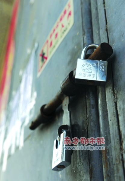 生產LED燈具的南海丹灶帥亮五金制品廠大門緊鎖,老板走佬。南都記者 陳志剛 攝 生產LED燈具的南海丹灶帥亮五金制品廠大門緊鎖,老板走佬。南都記者 陳志剛 攝