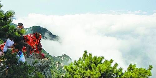  廬山云霧變幻莫測(cè)，常常轉(zhuǎn)瞬間便換了模樣。